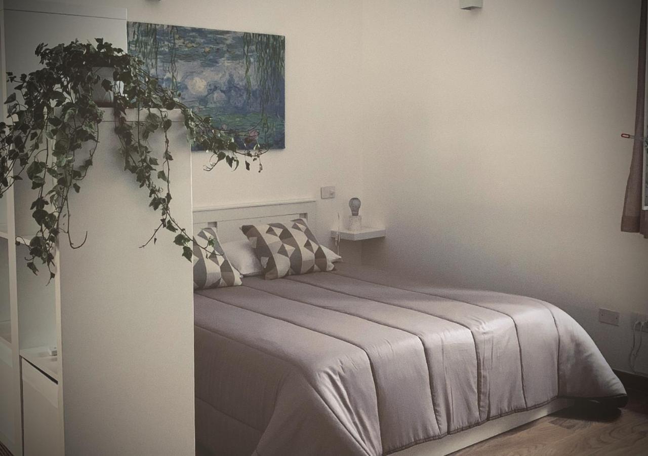 Satyria Apartments Taranto Bagian luar foto